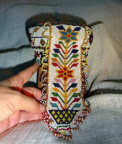 Soporte de cabeza de olla de agua tribal Indhoni Beadwork India de colección Moti Bharat - Imagen 2 de 12
