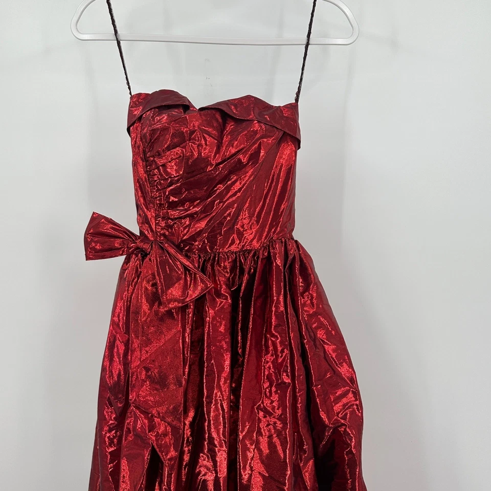 Vestido de graduación Zum Zum para mujer sin tirantes talla 3/4 rojo caja metálica Old Hollywood Foto 2 de 4