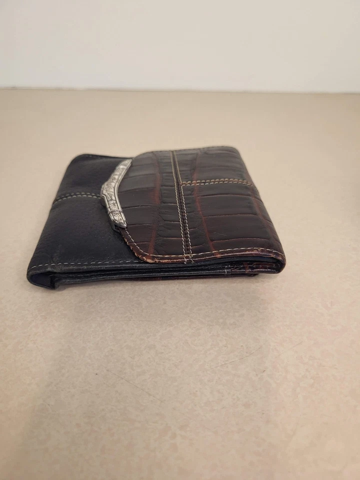 Cartera plegable vintage Brighton de cuero negro y rojo cocodrilo en relieve Foto 3 de 4