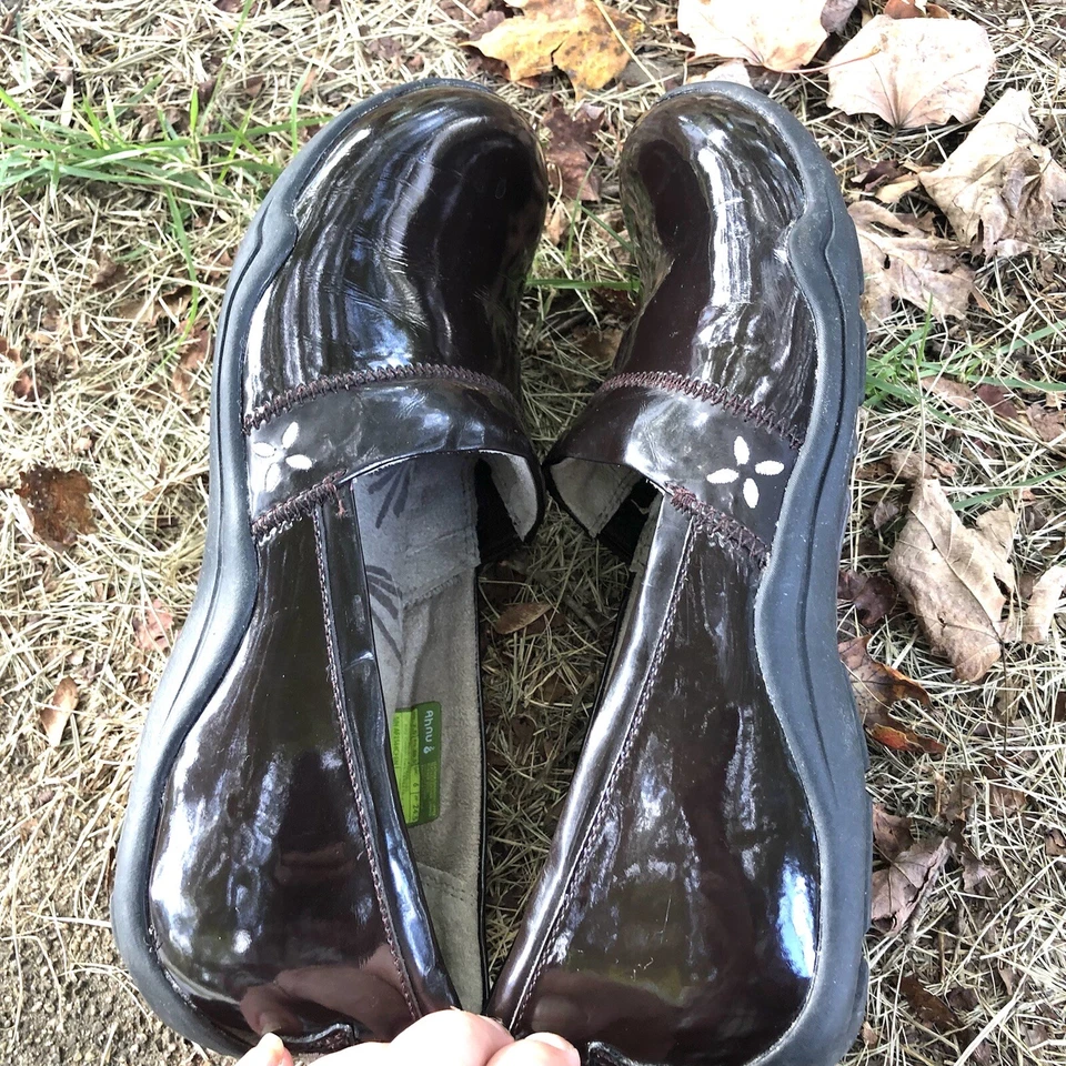 Ahnu Jackie 一脚蹬鞋女式 7.5 码棕色漆皮舒适 — 第 4/4 张图片