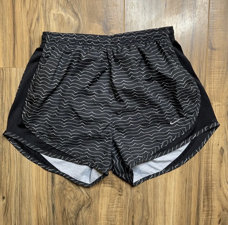 Short de sport femme Nike Dri Fit noir avec lignes blanches taille S