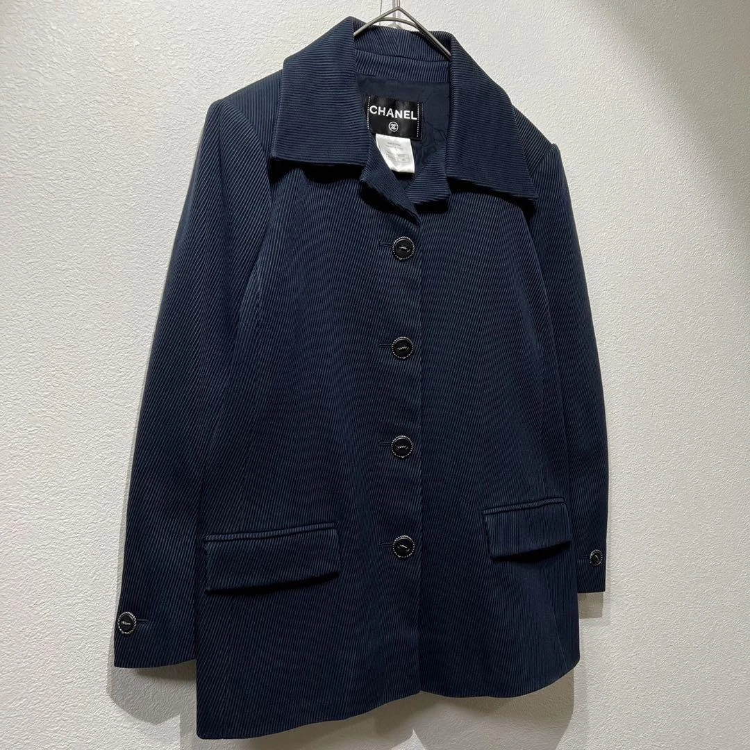 Rara giacca Chanel collo aperto marchio Coco catena monogramma