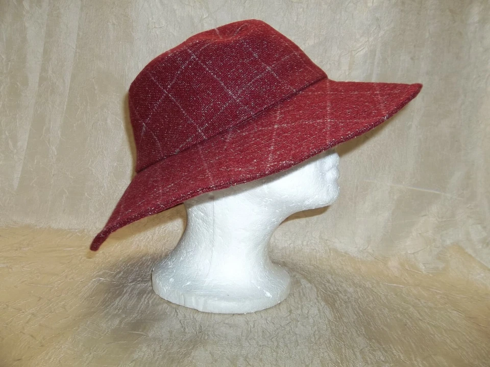 Chapéu feminino Nine West aba branco carmesim tecido tweed janela painel xadrez sistema operacional - Imagem 4 de 4