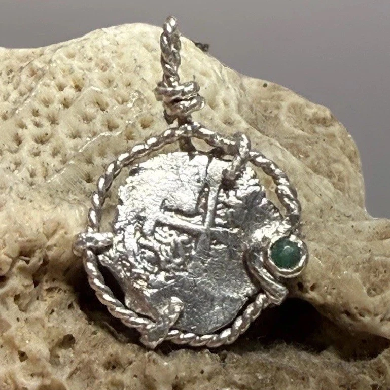 Auténtica Moneda Cob Naufragio Plata 1 Real Era Colonial Española en Bisel Esmeralda Foto 2 de 4