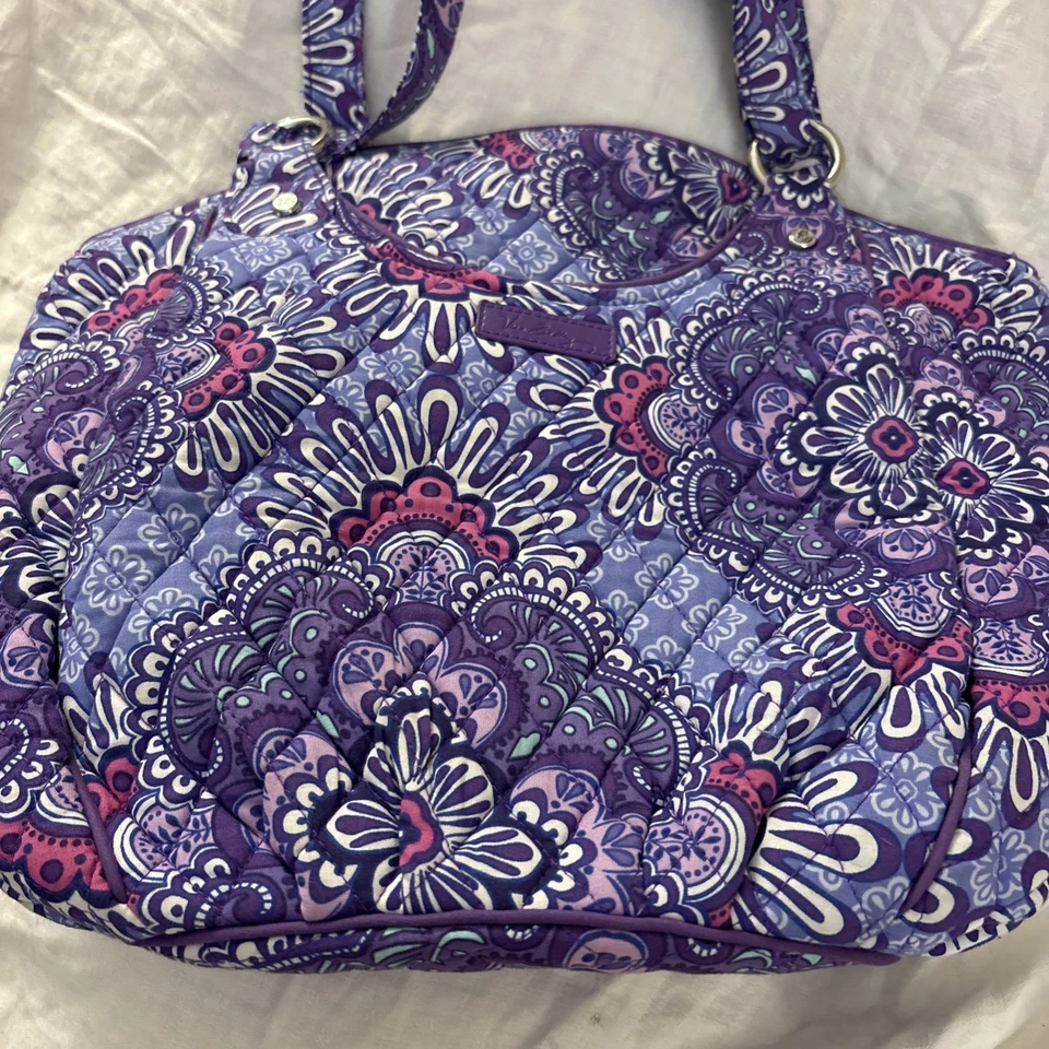 Bolso de Hombro Vera Bradley Acolchado Algodón Glenna Tapiz Lila Cremallera Usado en Excelente Condición Foto 3 de 4