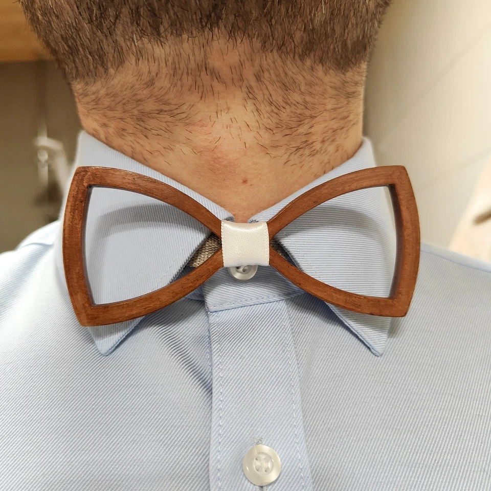 Pajarita de madera única con lino y satén, regalo nórdico para hombre, hecha a mano en Finlandia Foto 4 de 4