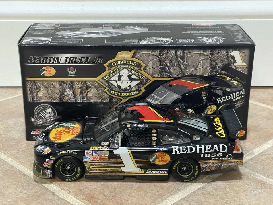 Bajo Martin Truex Jr 2008 Pro Shops conducido al aire libre camuflado cuna firmado 1/24 Foto 3 de 4