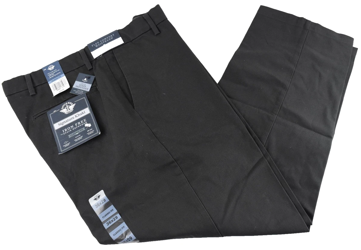 Dockers Classic Fit Signature Khaki Pantaloni Casual In Cotone Elasticizzato Con Pieghe - Vita 52, Lunghezza 30, Colore Bly Marino Navy - Vestibilità Classica, Comoda E Senza Pieghe