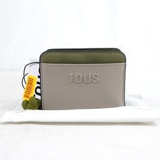 Cartera para tarjetas Tous Audree Saffiano mediana plegable en color topo y verde con dije de oso