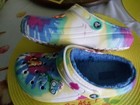 Crocs sz 7 women's multi colored. Lined Excellent  Condition. — photo 8