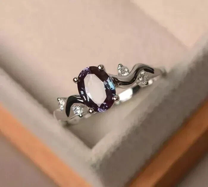 Anillo de regalo de oro blanco macizo de 14 k con piedras preciosas de alejandrita natural que cambian de color de 3 quilates Foto 4 de 4