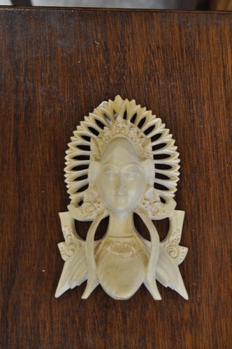 Beautiful Unique Hand Carved Handmade Wooden Queen 9 X 5 X 3 In - Picture 3 of 9