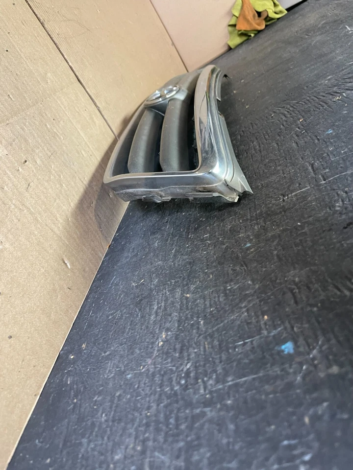 2000 to 2001 Toyota Camry Grille Chrome Shell w/ Black Insert M8058 DG - Image 2 of 4