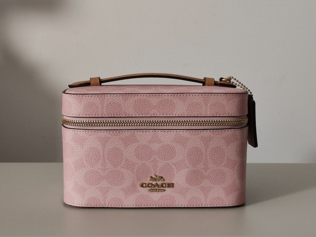 US duties included✨✨ Coach Cosmetic Case in Signature Canvas