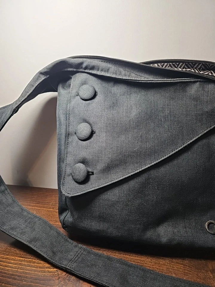 Bolsa tiracolo OGIO Brooklyn tablet mensageiro iPad lona cinza escuro 11 x 10 - Imagem 2 de 4