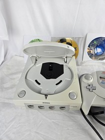 Sega Dreamcast Console Bundle HKT-3020 w/ (2) Controllers, Memory Card, 3 Games