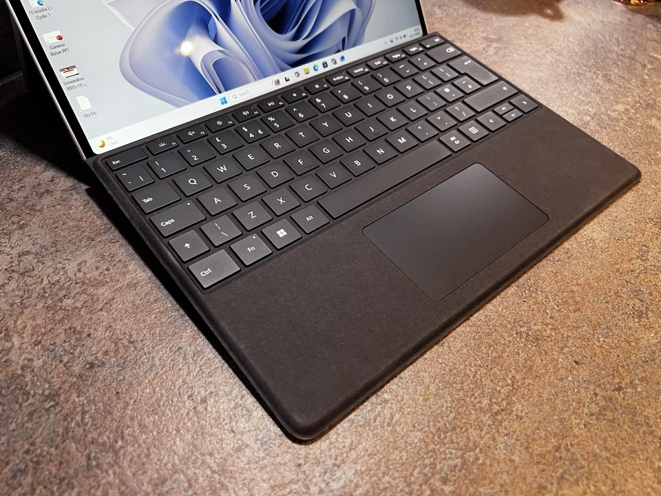 Microsoft Surface Pro 10 | Core Ultra 7 | 16 GB | 256 GB | Type Cover Bundle - Image 2 of 4