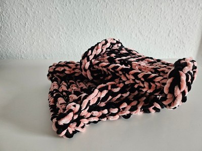 Handmade flauschiger Loopschal in Rosa und Schwarz für Erwachsene Selfmade