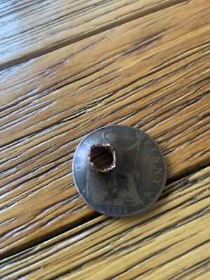 ERSTER WELTKRIEG DATIERT SCHRAPNELL BESCHÄDIGT BRITISCHE ONE PENNY MÜNZE GRABENKUNST SOUVENIR