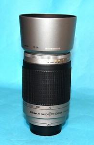 NIKON AF SILVER NIKKOR 70-300mm f4.5-5.6 G ZOOM LENS WITH LENS CAPS AND HOOD (A)
