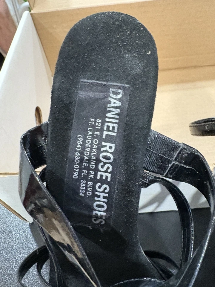 "Tacón de 5"" con tiras de charol negro" Foto 4 de 4