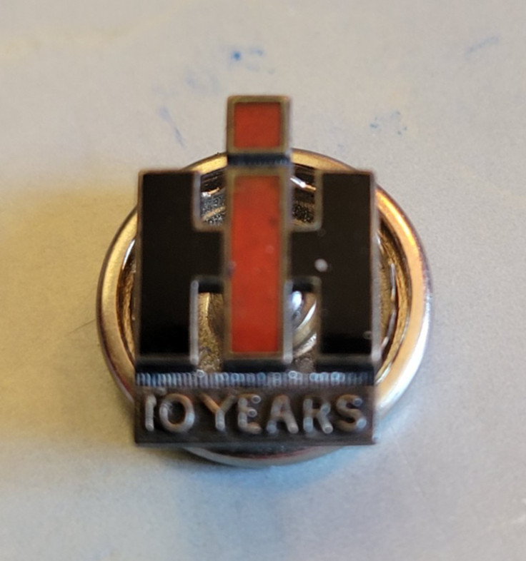 VINTAGE INTERNATIONAL HARVESTER 10 YEAR SERVICE LAPEL PIN