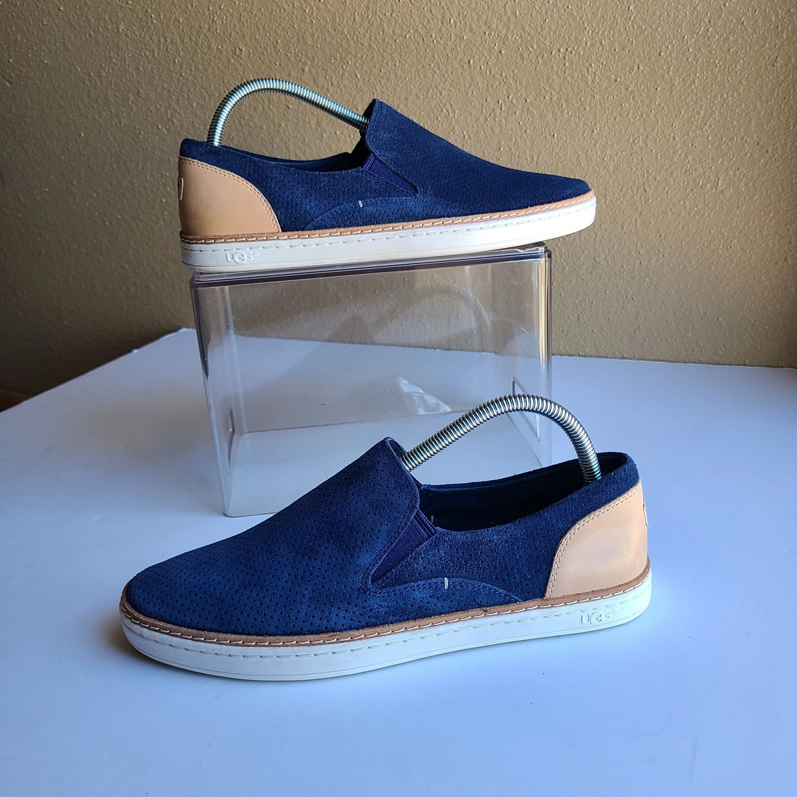 Scarpe da donna Ugg Australia Adley Perf blu navy marrone in morbida pelle taglia 9