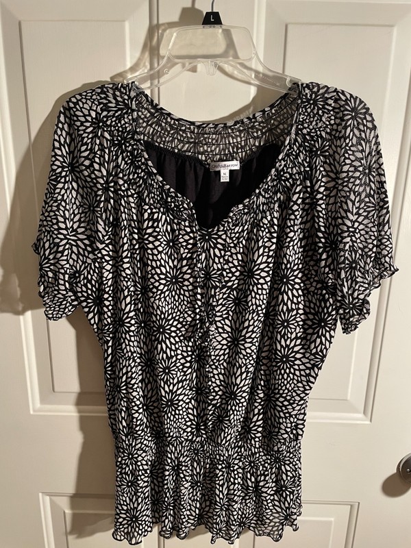 Ladies short sleeve Croft and Barrow shirt size extra large black and white