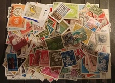 ZL04 - Lot of about 500 world stamps all different
