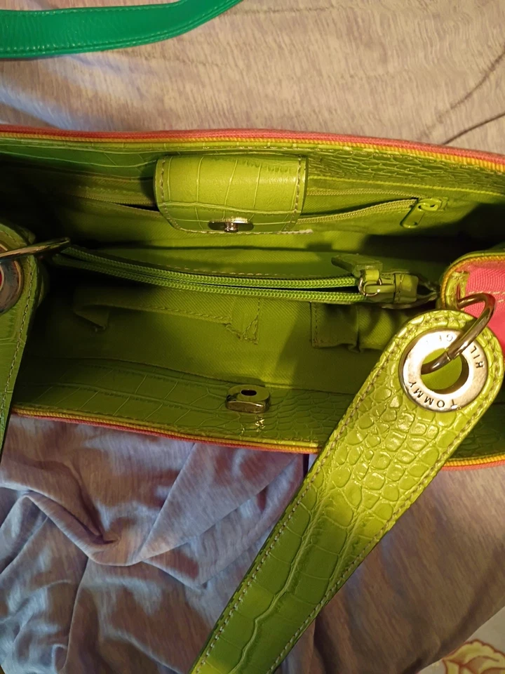 Bolso de Mano de Lona Rosa y Verde con Borde de Cuero de Cocodrilo Foto 3 de 4