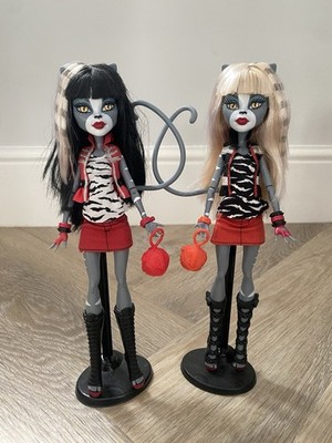 Monster High Meowlody und Purrsephone Werecat Zwillinge mit Taschen und Ständer