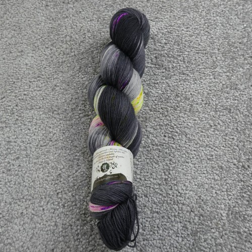 Igelfasern Sockengarn Orakel schwarz rosa gesprenkelt Merino Nylon Hank Fingerling - Bild 4 von 9