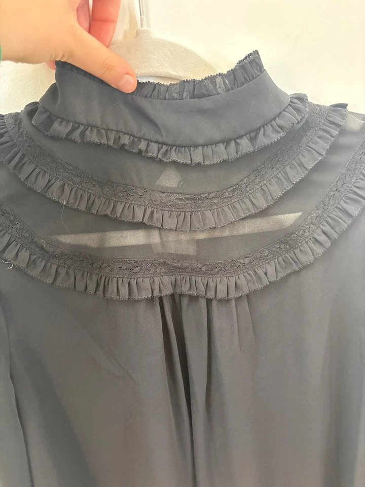 Blusa Kate Spade New York Negra Volantes Cuello Alto Talla M 100% Poliéster Taco Seco Foto 2 de 4