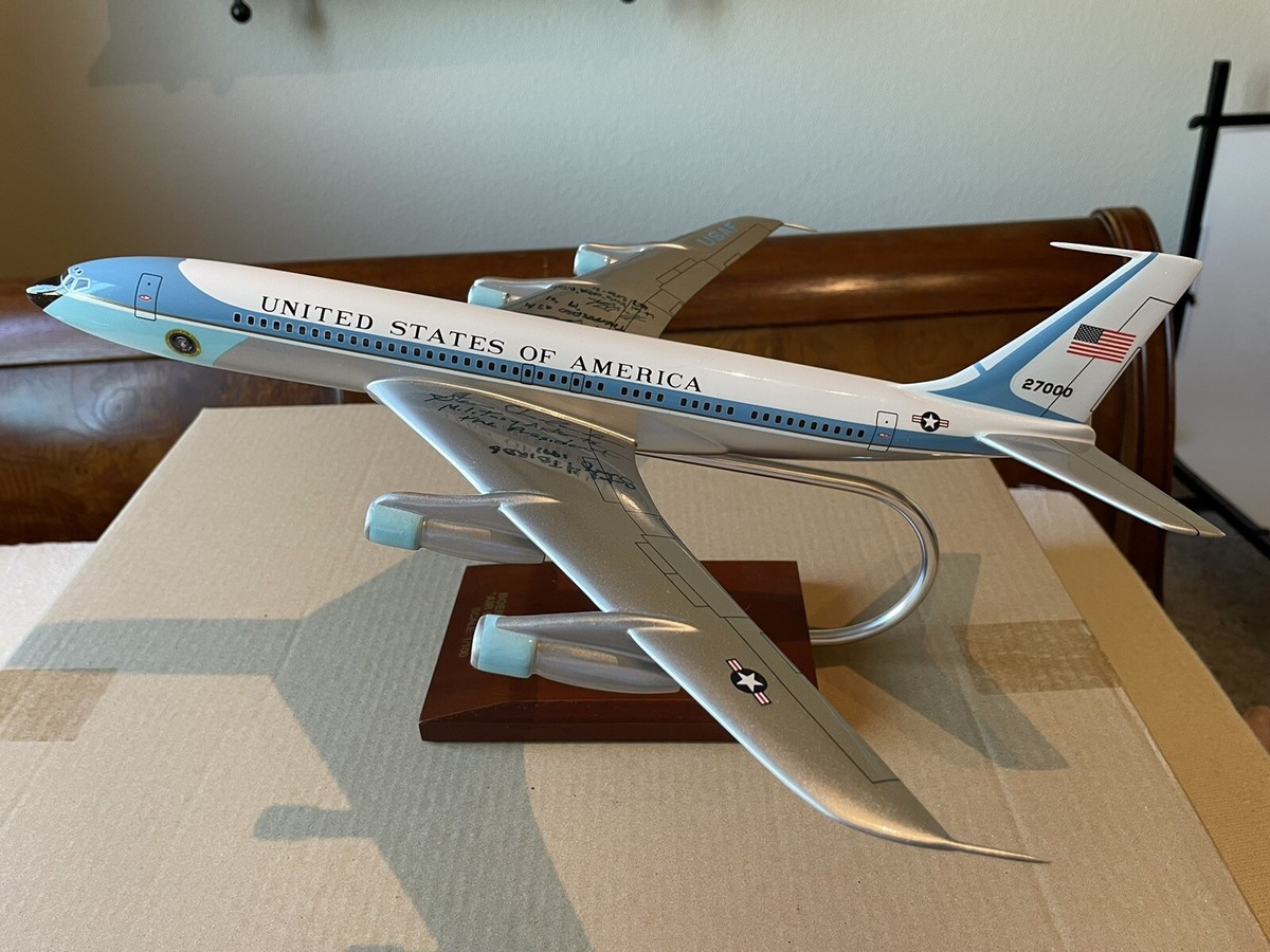 1/100 B-707 Air Force One Desk Model Signed by 17th Chief of 1/100 B-707 Air Force One Desk Model Signed by 17th Chief of