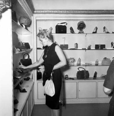 Kim Novak watching some shoes by Sorelle Fontana fashion house 1956 PHOTO