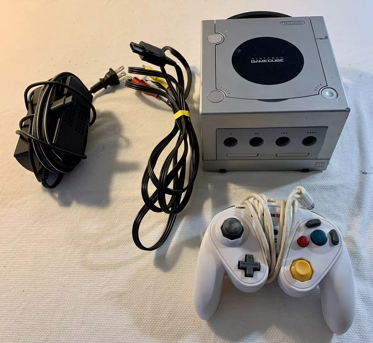 NINTENDO GAMECUBE SILVER VIDEO GAME CONSOLE WITH 1 CONTROLLER WITH POWER CORDS