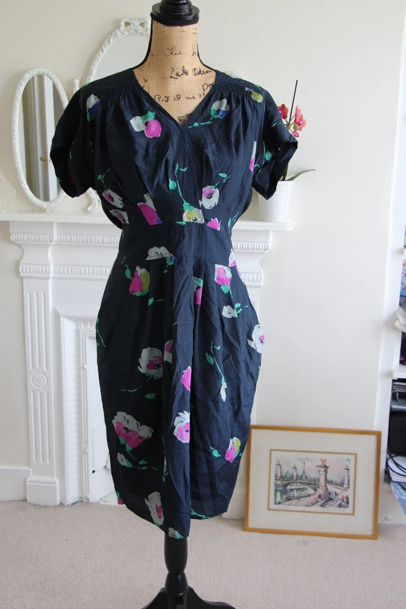 nicole farhi silk dress Juliet wears a Nicole Farhi 2004 silk dress. Perfect for wedding guest season. #nicolefarhi #silkdress #vintagedress #designervintage