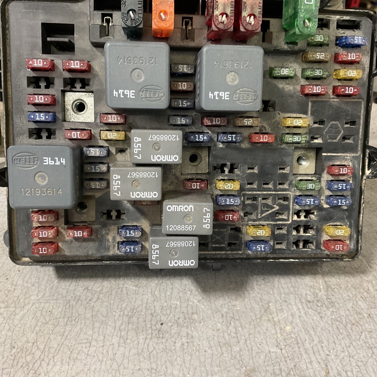 2002 chevy silverado cigarette lighter fuse 1999-2002 Chevrolet Silverado Suburban Tahoe Fuse Box OEM  15328806-05!!!!!!!!!!