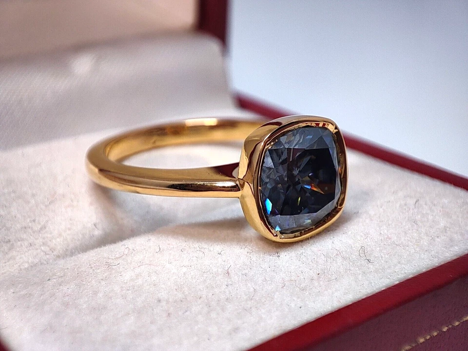 Anillo de compromiso de moissanita, anillo de oro amarillo macizo de 10 quilates corte cojín gris oscuro de 8 mm Foto 3 de 4