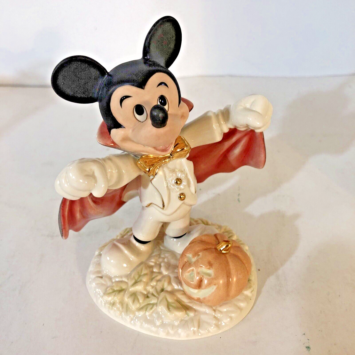 ミッキーマウス ハロウィン フィギュア LENOX LENOX COUNT DRACULA MICKEY MOUSE HALLOWEEN FIGURINE DISNEY NEW IN