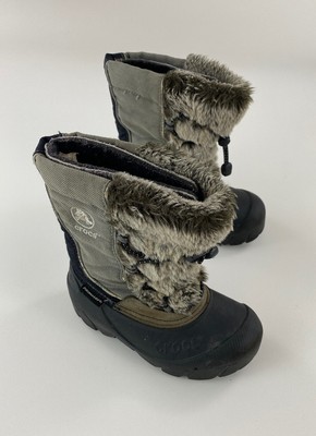 gray fur crocs