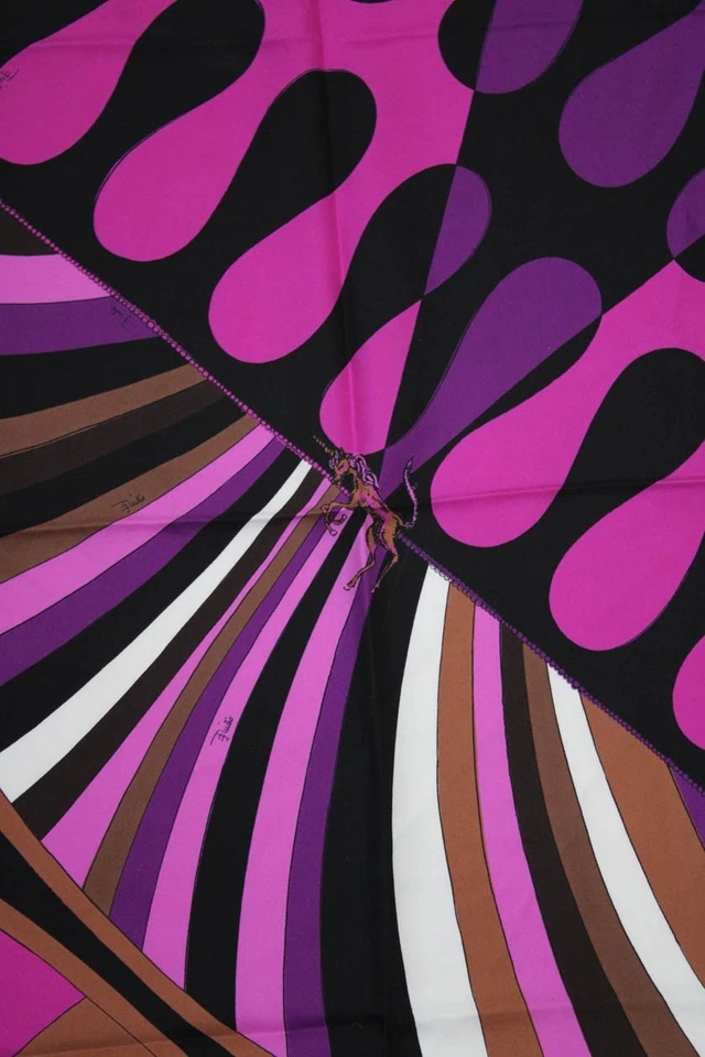 Bufanda Emilio Pucci para mujer con estampado geométrico de seda rosa negro Foto 3 de 4