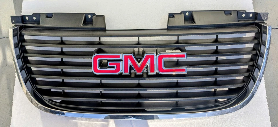 GMC Yukon XL 1500 XL 2500 2007-14 parrilla superior delantera - moldura cromada - emblema - tornillos Foto 3 de 4