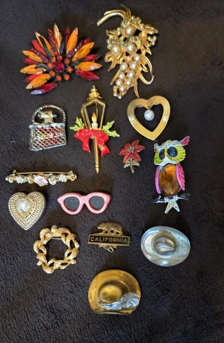 Vintage Costume Jewelry Lot ~ Brooches & Pins ~ Holiday ~ Cowboy ~ Some Signed!