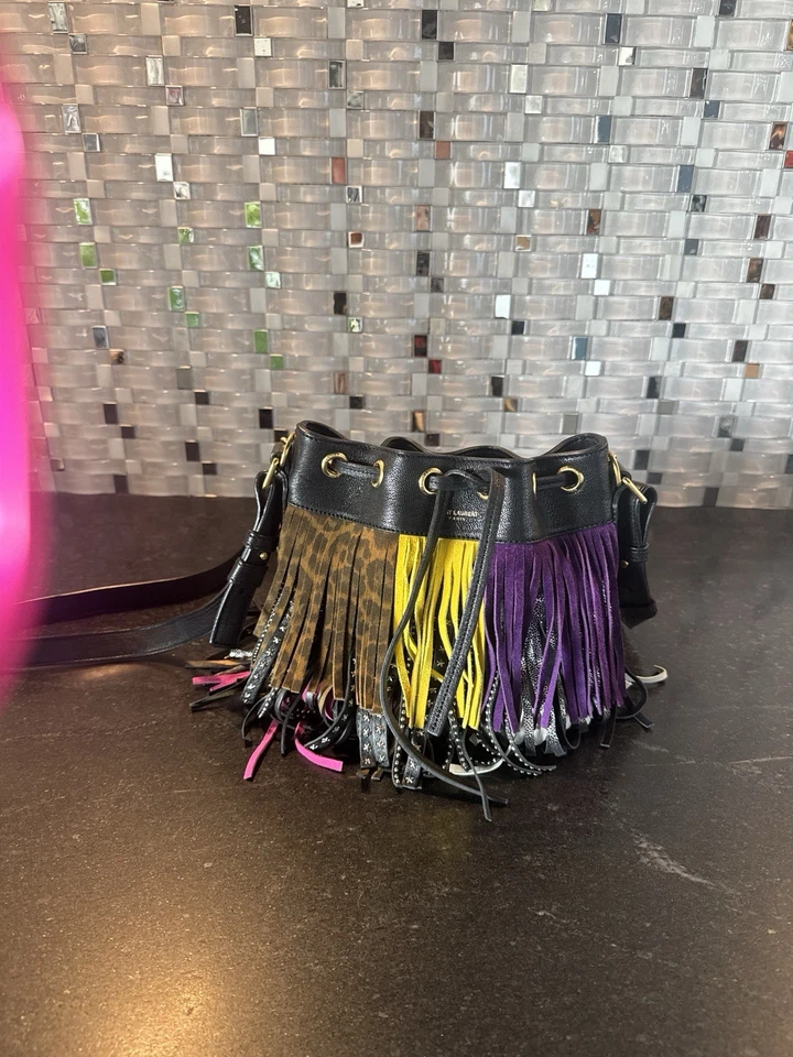 Bolso Cubo Pequeño SAINT LAURENT Emmanuelle con Flecos $2,090 Cuero Negro Multicolor Foto 2 de 4