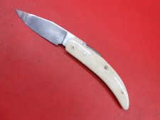 Coltello tascabile damascato modello fatto a mano personalizzato con fodero in pelle S445