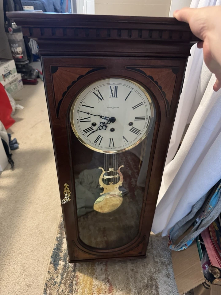 Reloj abuelo colgante de pared Howard Miller Foto 4 de 4