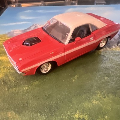 Maisto Red/White Dodge Challenger R/T Diecast Model Car Opening Hood & Doors