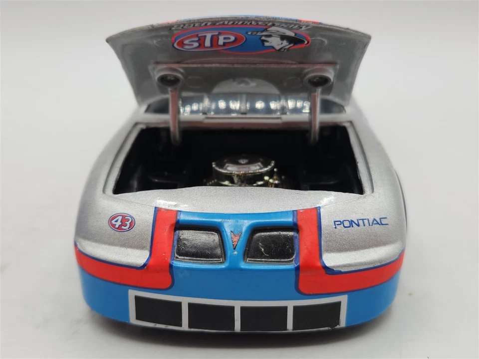Action Richard Petty STP 25º Aniversário 1996 Prata 1 de 3500 - Imagem 2 de 4