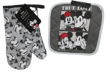 Disney Mickey Mouse 2 Pack Oven Mitt Pot Holder Set NEw